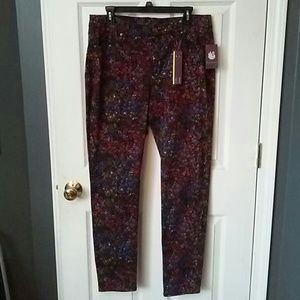 NWT. Gloria Vanderbilt black w flowers jeans
